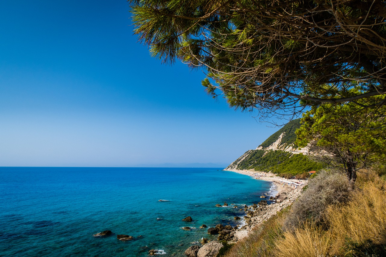 Είναι η συμφωνία για τη χάραξη ΑΟΖ Ελλάδας–Ιταλίας η παραχώρηση των πετρελαίων του Ιονίου και το πρώτο βήμα για την συνεκμετάλλευση των πετρελαίων του Αιγαίου; aoz