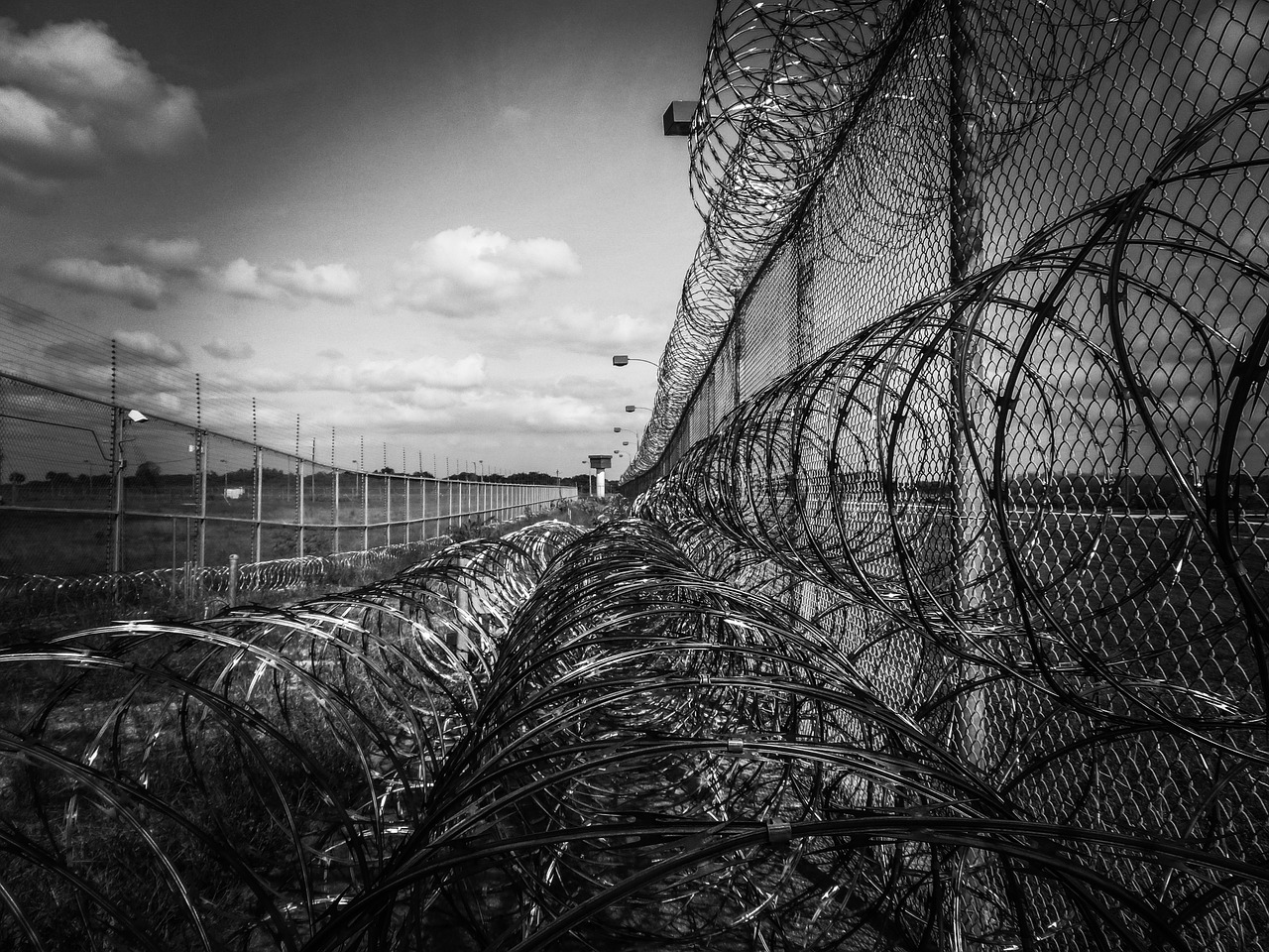 Οι ομαδικές δολοφονίες των Ελλήνων prison fence 219264 1280